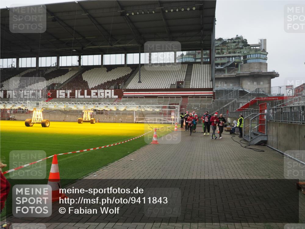 07.12.2025 - St. Pauli X-Mass-Run No. 15 Fabian Wolf http://msf.ph/oto/9411843 07.12.2025 11:14:37 Ziel 525, 1776, 1778, 1798, 1804, 1805, 1806, 1807, 2040, 2211, 4010 meine-sportfotos.de