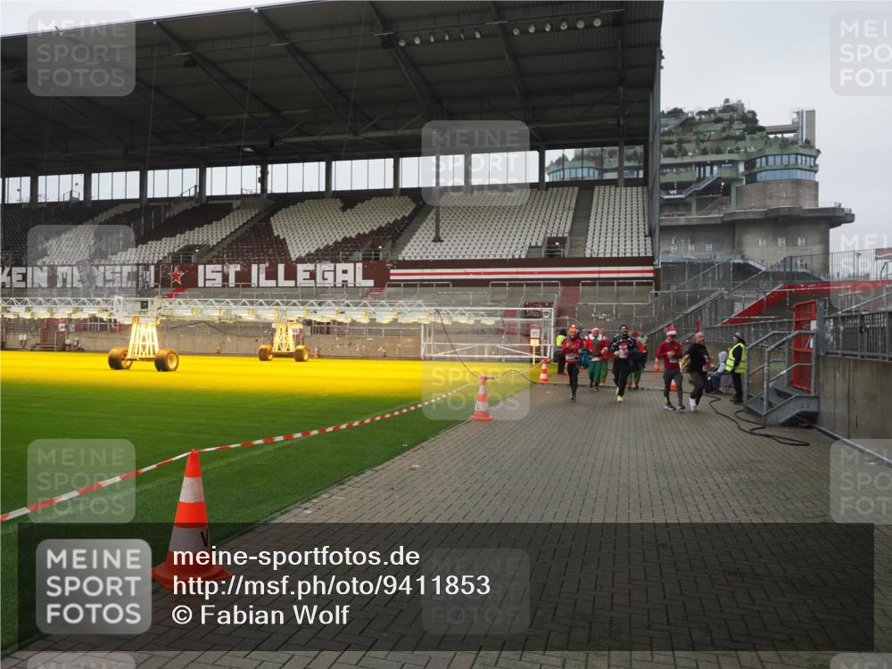 07.12.2025 - St. Pauli X-Mass-Run No. 15 Fabian Wolf http://msf.ph/oto/9411853 07.12.2025 11:14:38 Ziel 525, 1776, 1778, 1798, 1804, 1805, 1806, 1807, 2040, 2211, 4010 meine-sportfotos.de