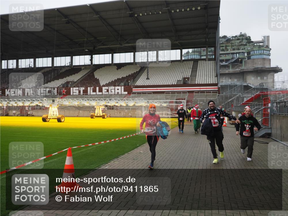 07.12.2025 - St. Pauli X-Mass-Run No. 15 Fabian Wolf http://msf.ph/oto/9411865 07.12.2025 11:14:42 Ziel 525, 922, 1776, 1778, 1798, 1804, 1805, 1806, 1807, 2040, 2211, 4010 meine-sportfotos.de