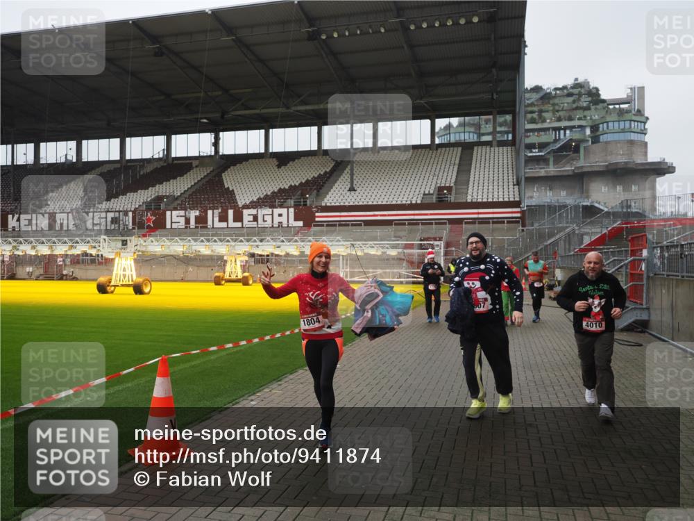 07.12.2025 - St. Pauli X-Mass-Run No. 15 Fabian Wolf http://msf.ph/oto/9411874 07.12.2025 11:14:43 Ziel 525, 922, 1776, 1778, 1798, 1804, 1805, 1806, 1807, 2040, 2211, 4010 meine-sportfotos.de