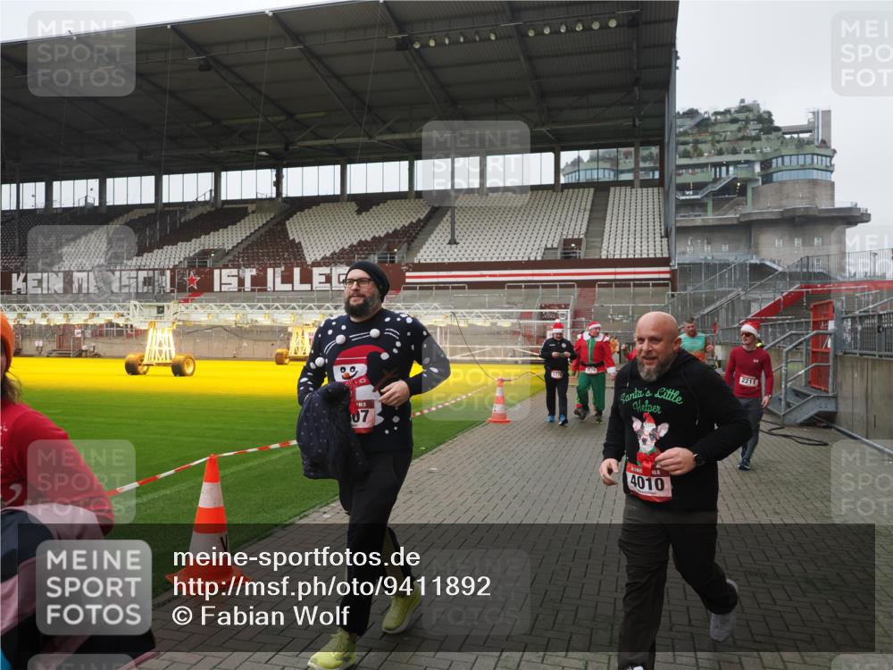 07.12.2025 - St. Pauli X-Mass-Run No. 15 Fabian Wolf http://msf.ph/oto/9411892 07.12.2025 11:14:44 Ziel 525, 922, 1776, 1778, 1798, 1804, 1805, 1806, 1807, 2040, 2211, 4010 meine-sportfotos.de