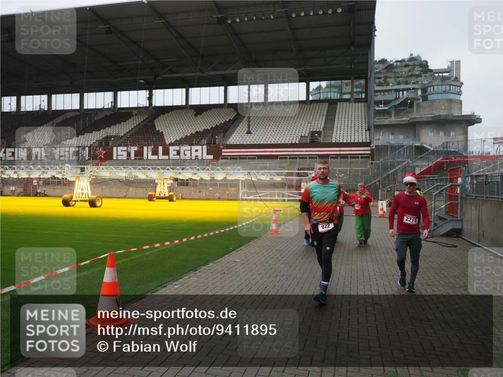 07.12.2025 - St. Pauli X-Mass-Run No. 15 Fabian Wolf http://msf.ph/oto/9411895 07.12.2025 11:14:46 Ziel 922, 1776, 1778, 1798, 1804, 1805, 1806, 1807, 2040, 2211, 4010 meine-sportfotos.de