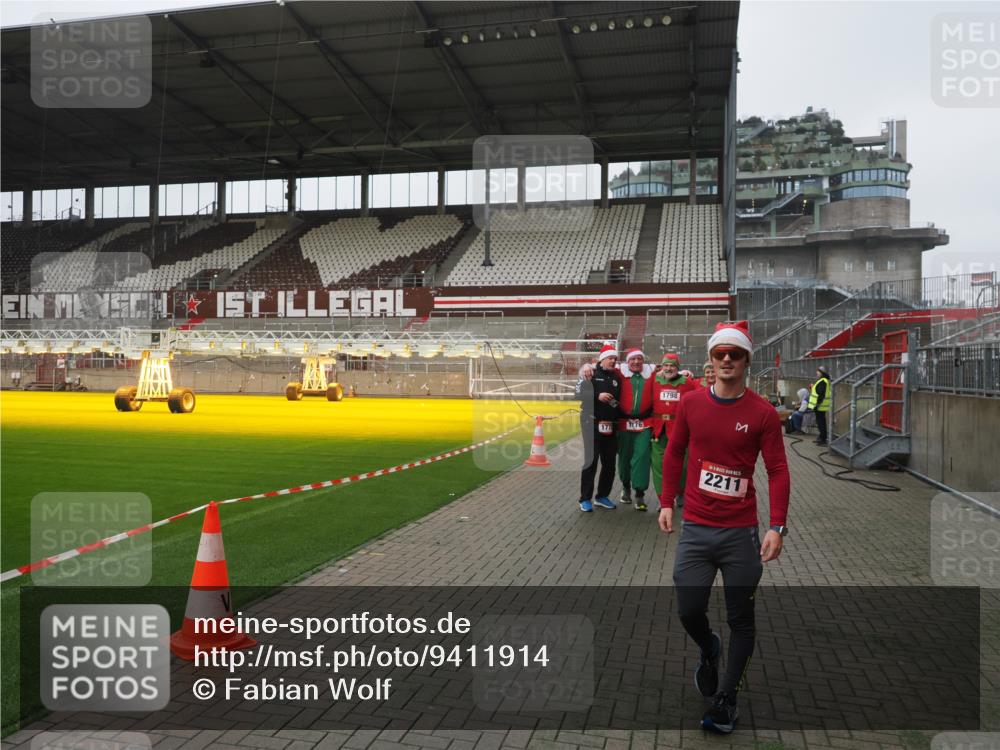 07.12.2025 - St. Pauli X-Mass-Run No. 15 Fabian Wolf http://msf.ph/oto/9411914 07.12.2025 11:14:48 Ziel 922, 1776, 1778, 1798, 1804, 1805, 1806, 1807, 2040, 2211, 4010 meine-sportfotos.de