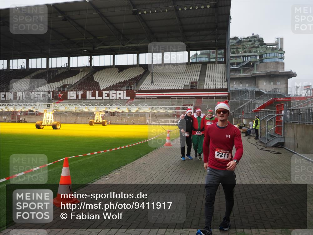 07.12.2025 - St. Pauli X-Mass-Run No. 15 Fabian Wolf http://msf.ph/oto/9411917 07.12.2025 11:14:48 Ziel 922, 1776, 1778, 1798, 1804, 1805, 1806, 1807, 2040, 2211, 4010 meine-sportfotos.de