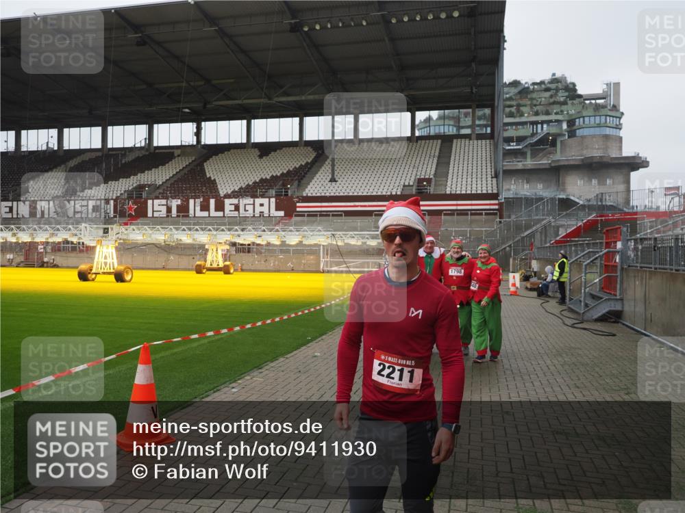 07.12.2025 - St. Pauli X-Mass-Run No. 15 Fabian Wolf http://msf.ph/oto/9411930 07.12.2025 11:14:49 Ziel 922, 1776, 1778, 1798, 1804, 1805, 1806, 1807, 2040, 2211, 4010 meine-sportfotos.de