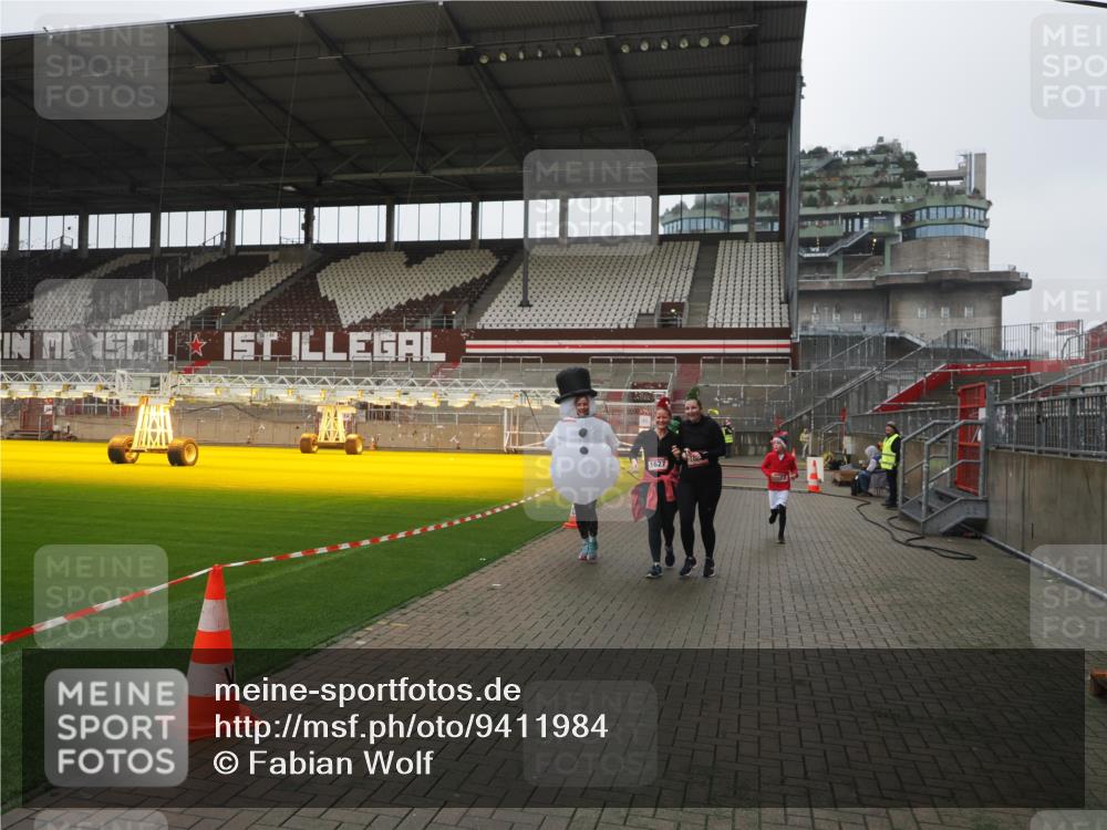 07.12.2025 - St. Pauli X-Mass-Run No. 15 Fabian Wolf http://msf.ph/oto/9411984 07.12.2025 11:15:10 Ziel 313, 1623, 1627, 1662, 3133 meine-sportfotos.de