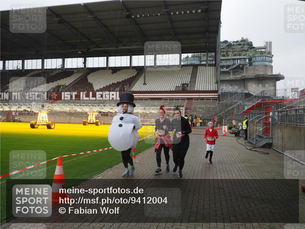 07.12.2025 - St. Pauli X-Mass-Run No. 15 Fabian Wolf http://msf.ph/oto/9412004 07.12.2025 11:15:12 Ziel 313, 1623, 1627, 1662, 3133 meine-sportfotos.de