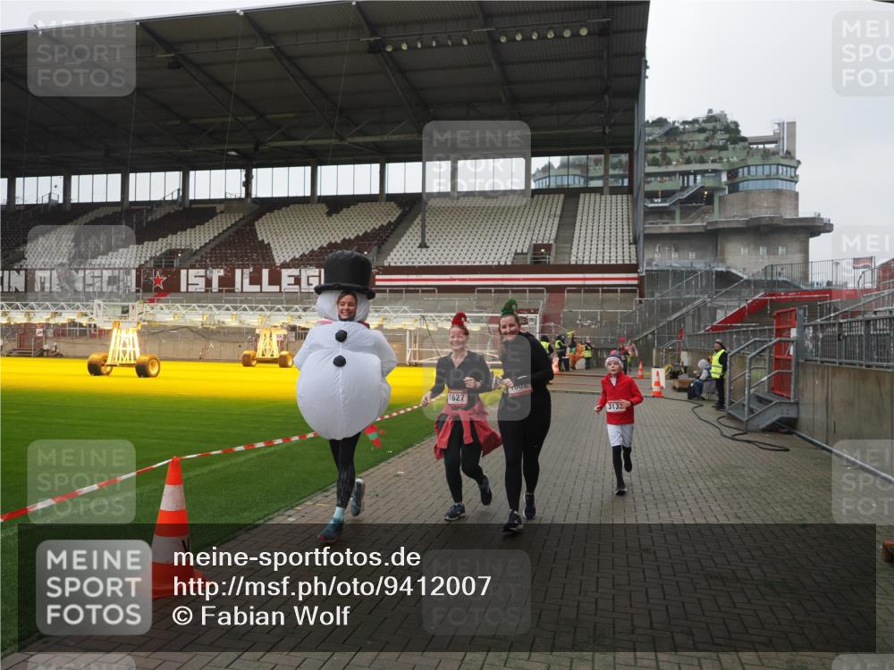07.12.2025 - St. Pauli X-Mass-Run No. 15 Fabian Wolf http://msf.ph/oto/9412007 07.12.2025 11:15:12 Ziel 313, 1623, 1627, 1662, 3133 meine-sportfotos.de