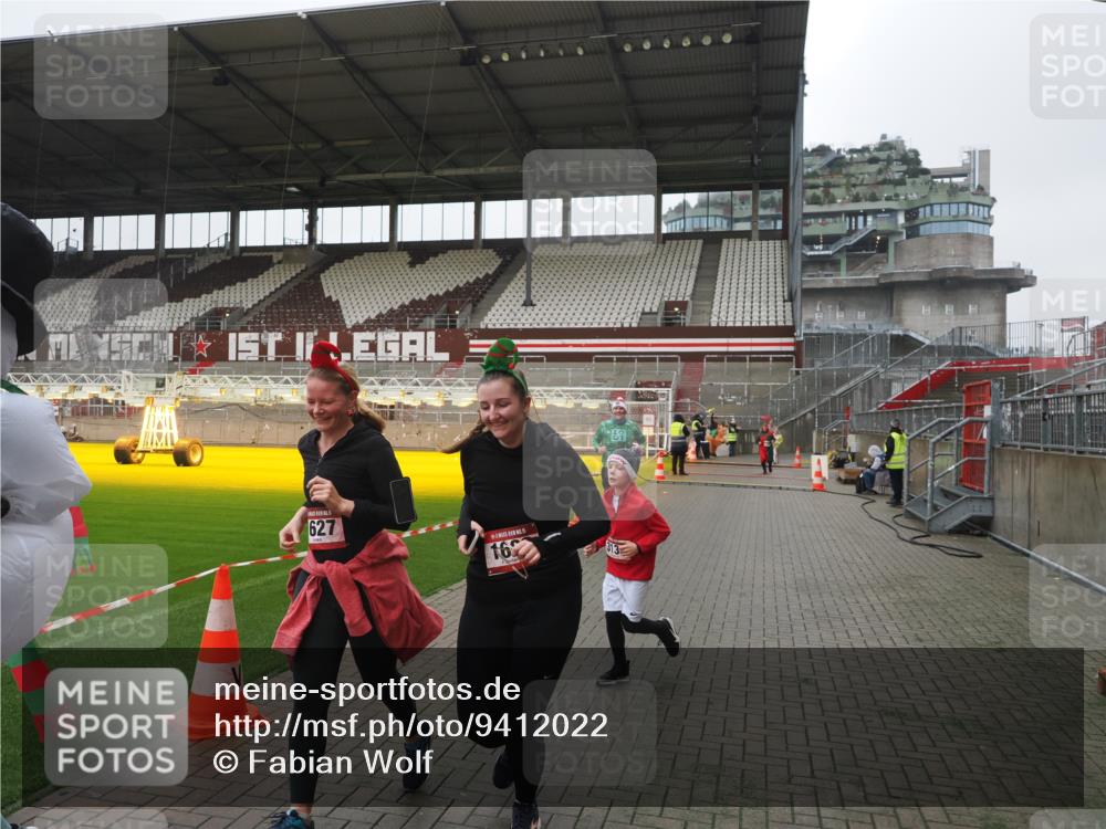 07.12.2025 - St. Pauli X-Mass-Run No. 15 Fabian Wolf http://msf.ph/oto/9412022 07.12.2025 11:15:13 Ziel 313, 1218, 1623, 1627, 1662, 3133 meine-sportfotos.de