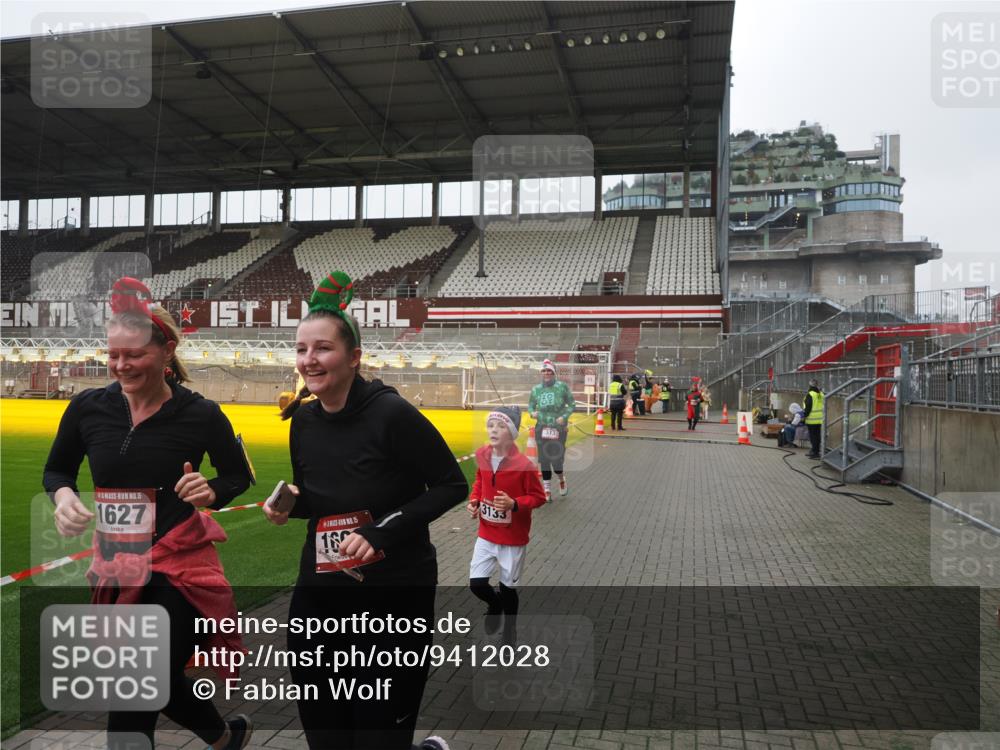 07.12.2025 - St. Pauli X-Mass-Run No. 15 Fabian Wolf http://msf.ph/oto/9412028 07.12.2025 11:15:14 Ziel 313, 1218, 1623, 1627, 1662, 3133 meine-sportfotos.de