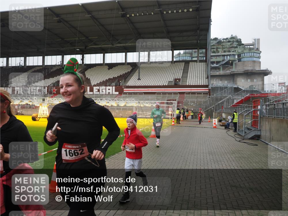 07.12.2025 - St. Pauli X-Mass-Run No. 15 Fabian Wolf http://msf.ph/oto/9412031 07.12.2025 11:15:14 Ziel 313, 1218, 1623, 1627, 1662, 3133 meine-sportfotos.de