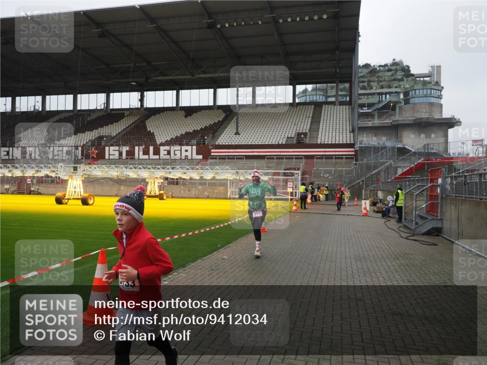 07.12.2025 - St. Pauli X-Mass-Run No. 15 Fabian Wolf http://msf.ph/oto/9412034 07.12.2025 11:15:14 Ziel 313, 1218, 1623, 1627, 1662, 3133 meine-sportfotos.de