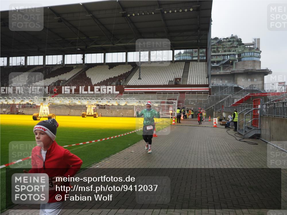 07.12.2025 - St. Pauli X-Mass-Run No. 15 Fabian Wolf http://msf.ph/oto/9412037 07.12.2025 11:15:15 Ziel 313, 1218, 1623, 1627, 1662, 3133 meine-sportfotos.de