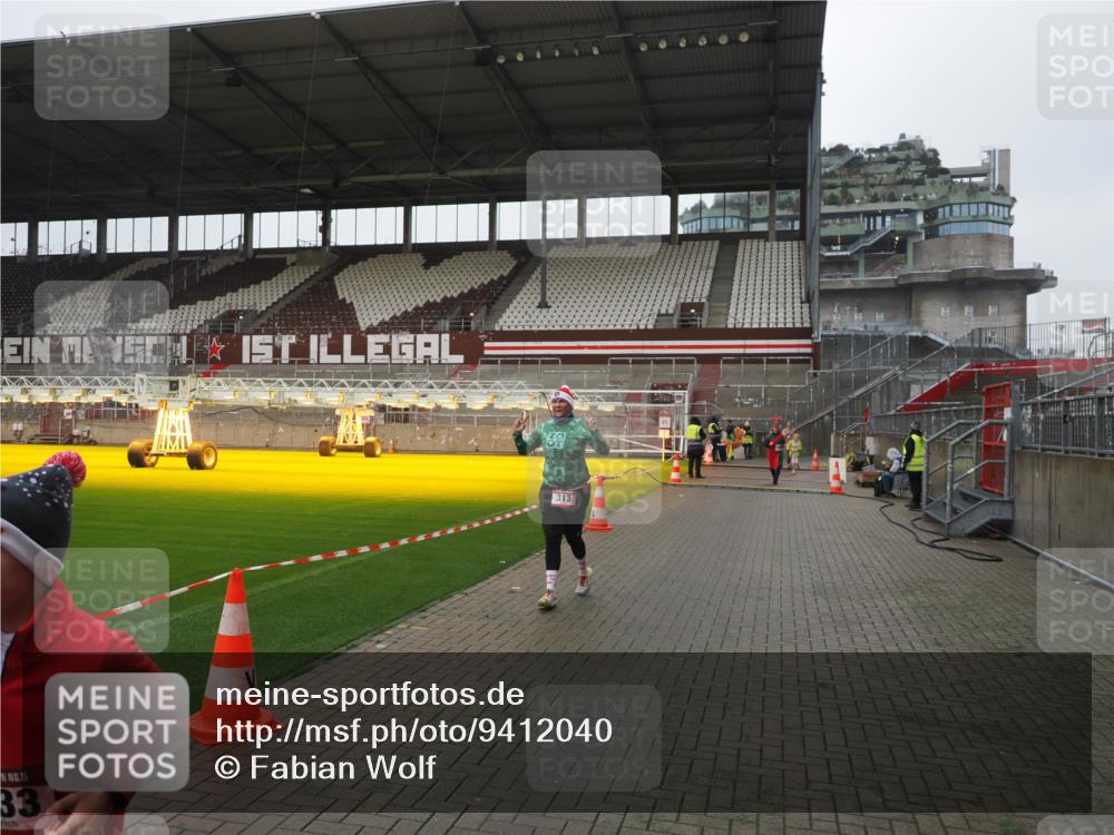 07.12.2025 - St. Pauli X-Mass-Run No. 15 Fabian Wolf http://msf.ph/oto/9412040 07.12.2025 11:15:15 Ziel 313, 1218, 1623, 1627, 1662, 3133 meine-sportfotos.de