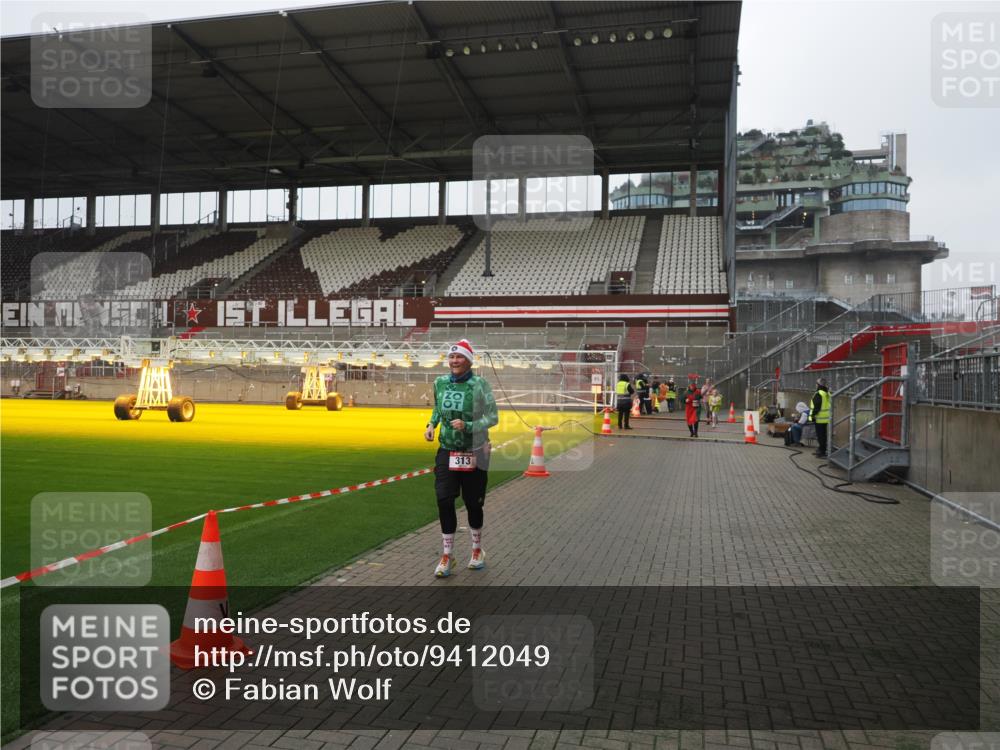 07.12.2025 - St. Pauli X-Mass-Run No. 15 Fabian Wolf http://msf.ph/oto/9412049 07.12.2025 11:15:15 Ziel 313, 1218, 1623, 1627, 1662, 3133 meine-sportfotos.de