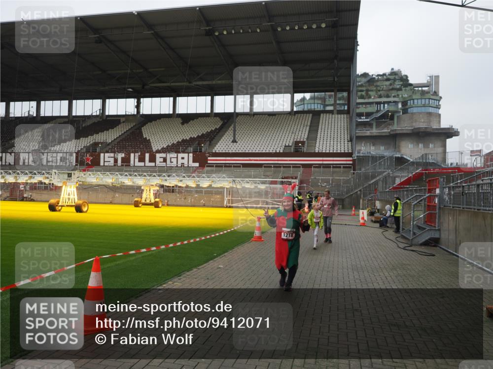 07.12.2025 - St. Pauli X-Mass-Run No. 15 Fabian Wolf http://msf.ph/oto/9412071 07.12.2025 11:15:22 Ziel 313, 391, 1218, 1282, 1627, 1662, 3133 meine-sportfotos.de