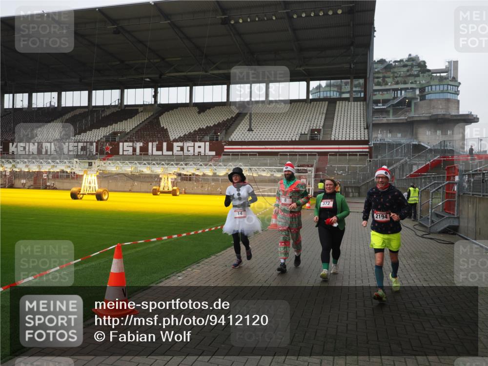 07.12.2025 - St. Pauli X-Mass-Run No. 15 Fabian Wolf http://msf.ph/oto/9412120 07.12.2025 11:15:52 Ziel 8, 14, 372, 2194 meine-sportfotos.de