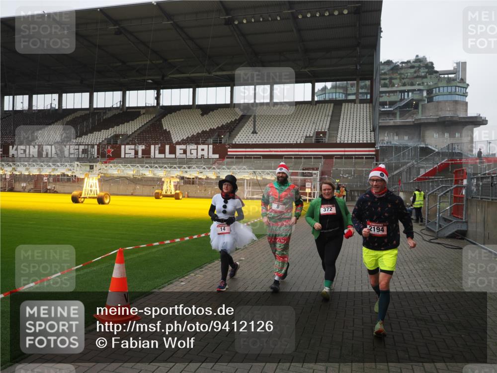 07.12.2025 - St. Pauli X-Mass-Run No. 15 Fabian Wolf http://msf.ph/oto/9412126 07.12.2025 11:15:52 Ziel 8, 14, 372, 2194 meine-sportfotos.de