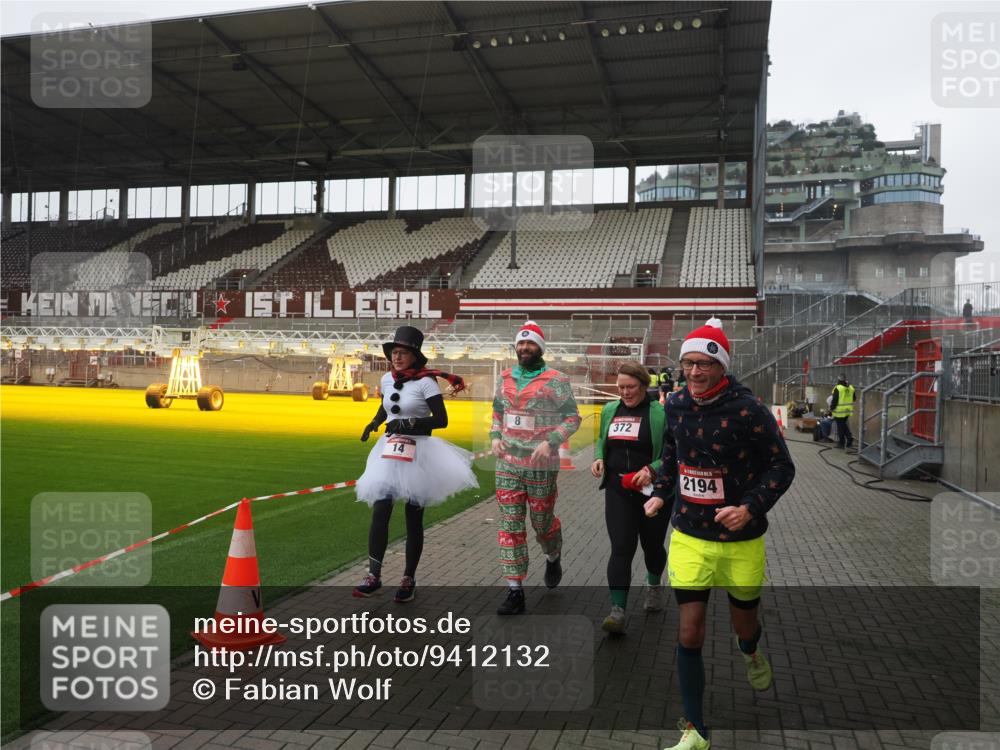 07.12.2025 - St. Pauli X-Mass-Run No. 15 Fabian Wolf http://msf.ph/oto/9412132 07.12.2025 11:15:53 Ziel 8, 14, 372, 2194 meine-sportfotos.de