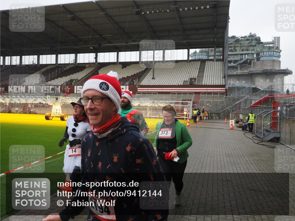 07.12.2025 - St. Pauli X-Mass-Run No. 15 Fabian Wolf http://msf.ph/oto/9412144 07.12.2025 11:15:54 Ziel 8, 14, 372, 2194 meine-sportfotos.de