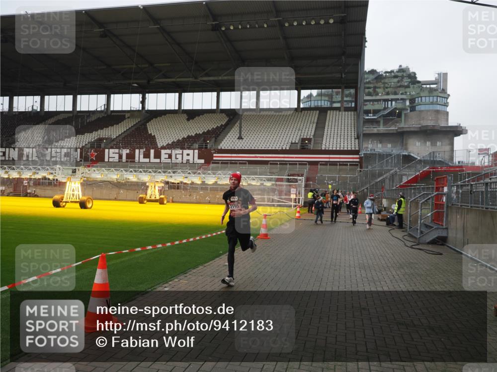 07.12.2025 - St. Pauli X-Mass-Run No. 15 Fabian Wolf http://msf.ph/oto/9412183 07.12.2025 11:16:04 Ziel 1821, 1825, 2195, 2464, 3326 meine-sportfotos.de