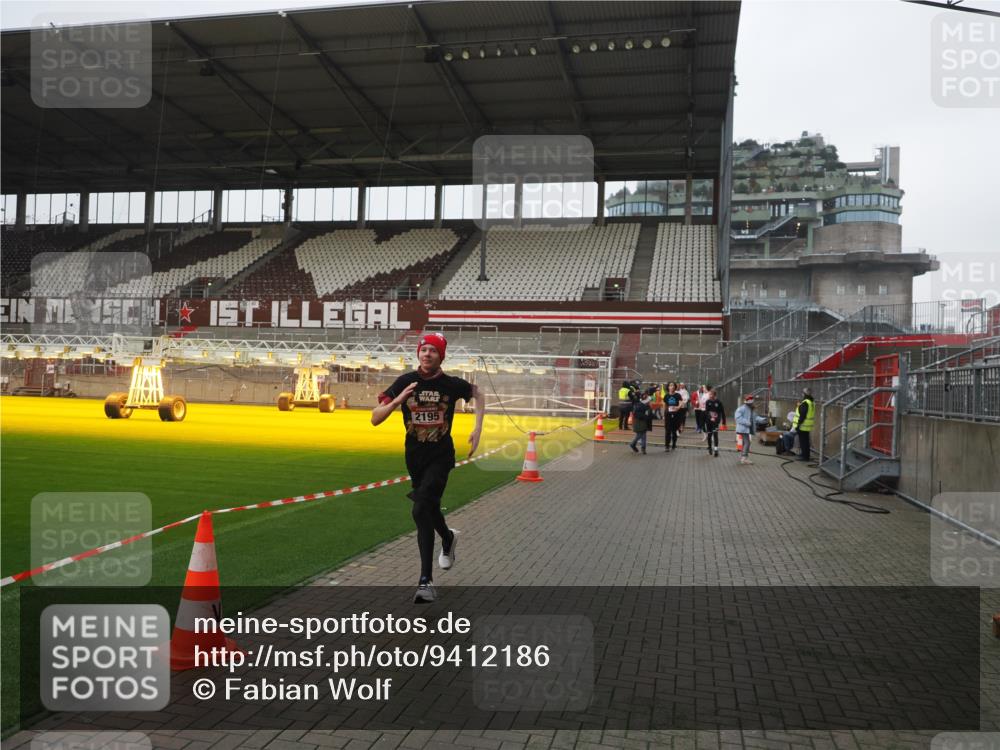 07.12.2025 - St. Pauli X-Mass-Run No. 15 Fabian Wolf http://msf.ph/oto/9412186 07.12.2025 11:16:04 Ziel 1821, 1825, 2195, 2464, 3326 meine-sportfotos.de