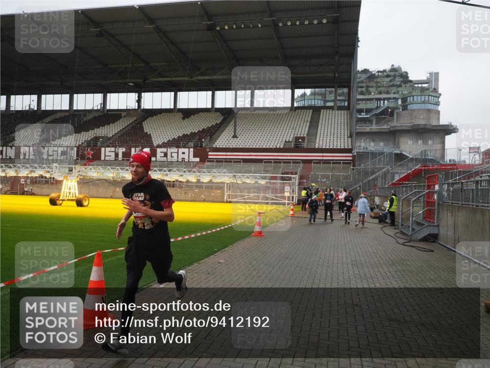 07.12.2025 - St. Pauli X-Mass-Run No. 15 Fabian Wolf http://msf.ph/oto/9412192 07.12.2025 11:16:05 Ziel 1800, 1802, 1821, 1825, 2195, 2464, 3326 meine-sportfotos.de