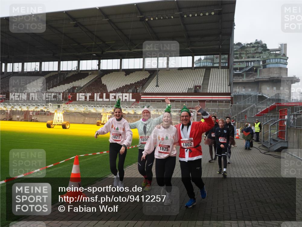 07.12.2025 - St. Pauli X-Mass-Run No. 15 Fabian Wolf http://msf.ph/oto/9412257 07.12.2025 11:16:17 Ziel 1800, 1802, 1821, 1825, 2195, 2464, 3241, 3256, 3326 meine-sportfotos.de