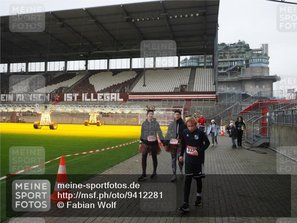 07.12.2025 - St. Pauli X-Mass-Run No. 15 Fabian Wolf http://msf.ph/oto/9412281 07.12.2025 11:16:20 Ziel 1800, 1802, 1821, 1825, 2464, 3241, 3256, 3326 meine-sportfotos.de