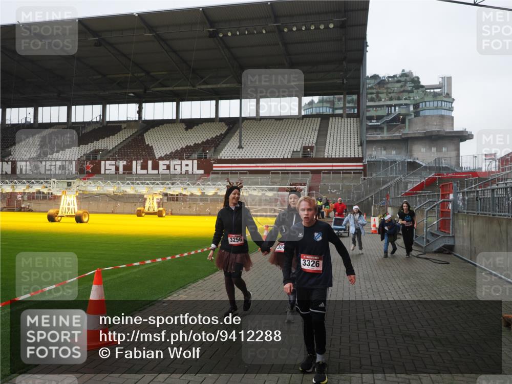 07.12.2025 - St. Pauli X-Mass-Run No. 15 Fabian Wolf http://msf.ph/oto/9412288 07.12.2025 11:16:21 Ziel 1800, 1802, 1821, 1825, 3241, 3256, 3326 meine-sportfotos.de