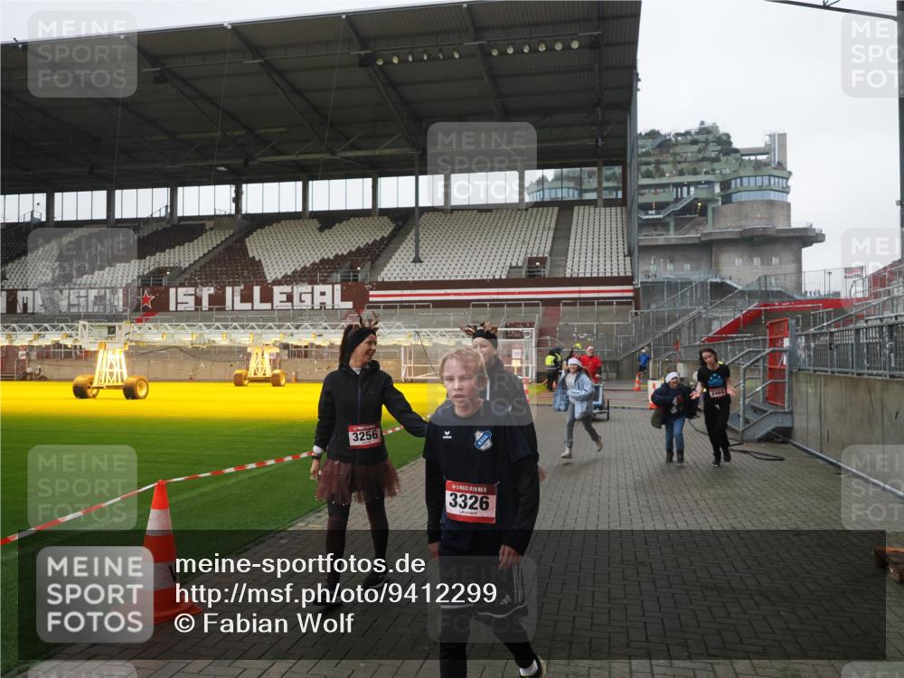 07.12.2025 - St. Pauli X-Mass-Run No. 15 Fabian Wolf http://msf.ph/oto/9412299 07.12.2025 11:16:21 Ziel 1800, 1802, 1821, 1825, 3241, 3256, 3326 meine-sportfotos.de