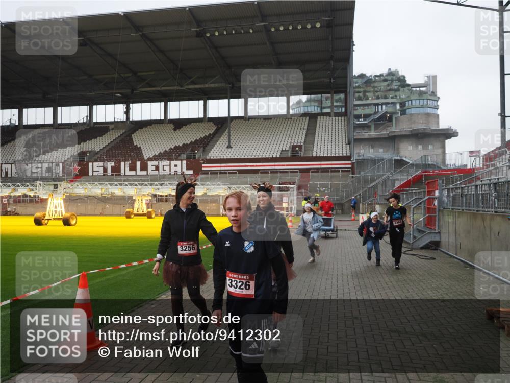 07.12.2025 - St. Pauli X-Mass-Run No. 15 Fabian Wolf http://msf.ph/oto/9412302 07.12.2025 11:16:21 Ziel 1800, 1802, 1821, 1825, 3241, 3256, 3326 meine-sportfotos.de