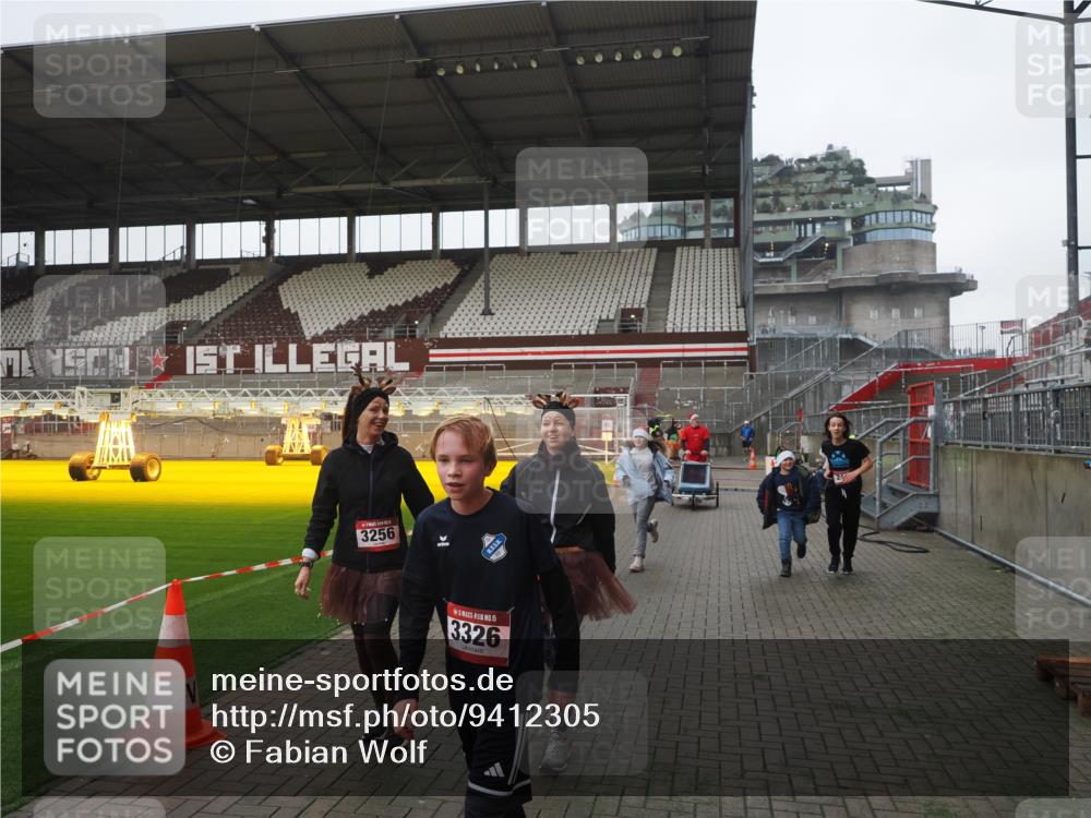 07.12.2025 - St. Pauli X-Mass-Run No. 15 Fabian Wolf http://msf.ph/oto/9412305 07.12.2025 11:16:22 Ziel 1800, 1802, 1821, 1825, 3241, 3256, 3326 meine-sportfotos.de