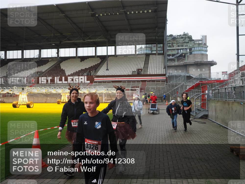 07.12.2025 - St. Pauli X-Mass-Run No. 15 Fabian Wolf http://msf.ph/oto/9412308 07.12.2025 11:16:22 Ziel 1800, 1802, 1821, 1825, 3241, 3256, 3326 meine-sportfotos.de