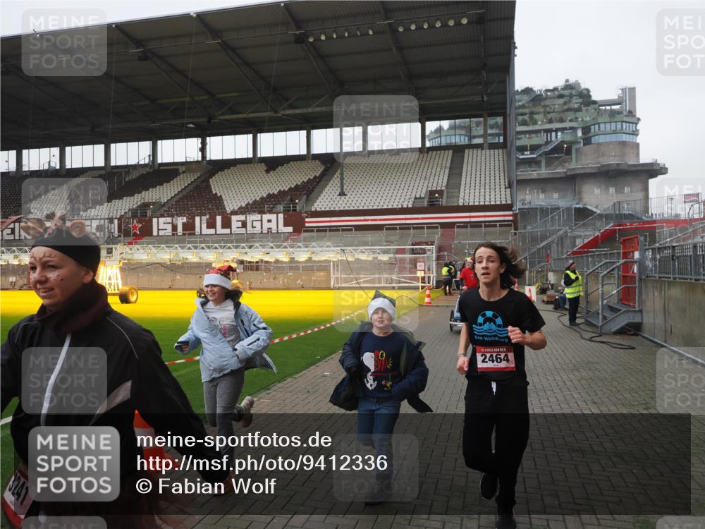 07.12.2025 - St. Pauli X-Mass-Run No. 15 Fabian Wolf http://msf.ph/oto/9412336 07.12.2025 11:16:24 Ziel 1800, 1802, 3241, 3256 meine-sportfotos.de