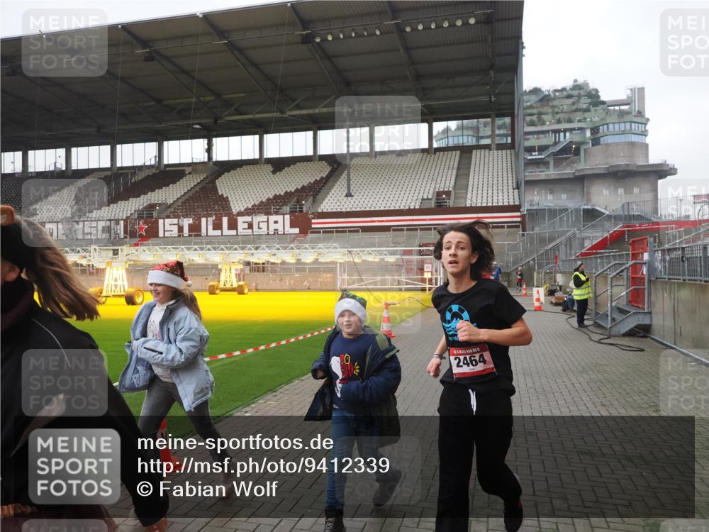 07.12.2025 - St. Pauli X-Mass-Run No. 15 Fabian Wolf http://msf.ph/oto/9412339 07.12.2025 11:16:24 Ziel 1800, 1802, 3241, 3256 meine-sportfotos.de
