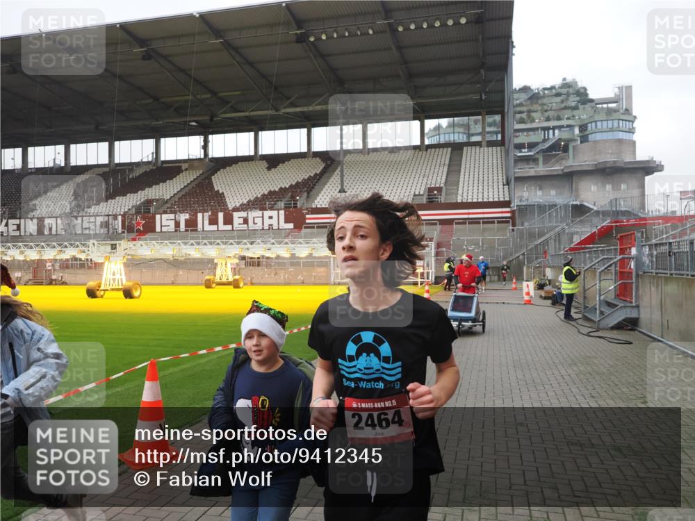 07.12.2025 - St. Pauli X-Mass-Run No. 15 Fabian Wolf http://msf.ph/oto/9412345 07.12.2025 11:16:24 Ziel 1800, 1802, 3241, 3256 meine-sportfotos.de
