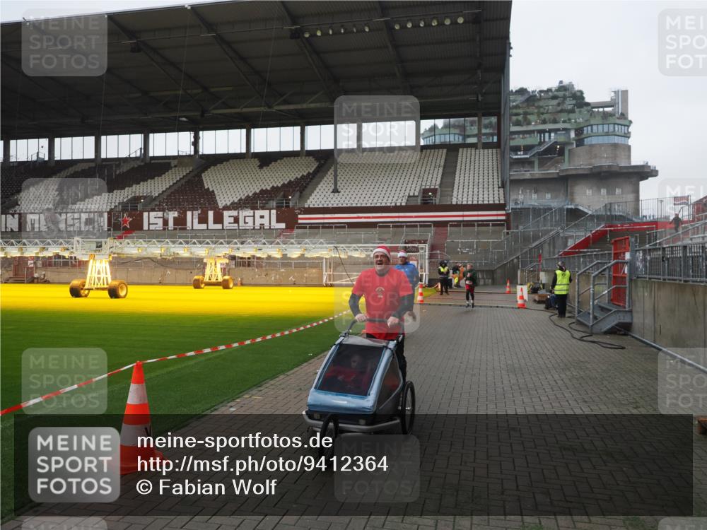 07.12.2025 - St. Pauli X-Mass-Run No. 15 Fabian Wolf http://msf.ph/oto/9412364 07.12.2025 11:16:29 Ziel 1017, 1350 meine-sportfotos.de