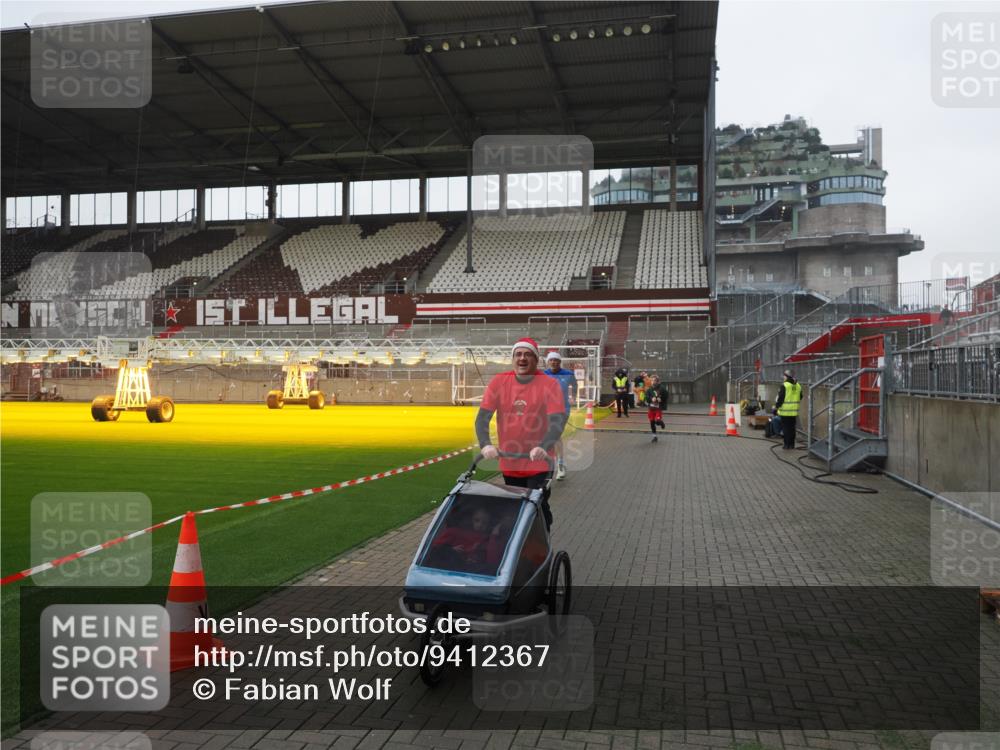 07.12.2025 - St. Pauli X-Mass-Run No. 15 Fabian Wolf http://msf.ph/oto/9412367 07.12.2025 11:16:29 Ziel 1017, 1350 meine-sportfotos.de