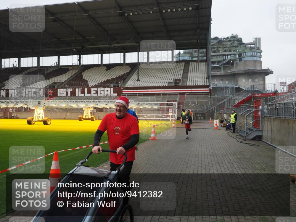 07.12.2025 - St. Pauli X-Mass-Run No. 15 Fabian Wolf http://msf.ph/oto/9412382 07.12.2025 11:16:30 Ziel 1017, 1350 meine-sportfotos.de