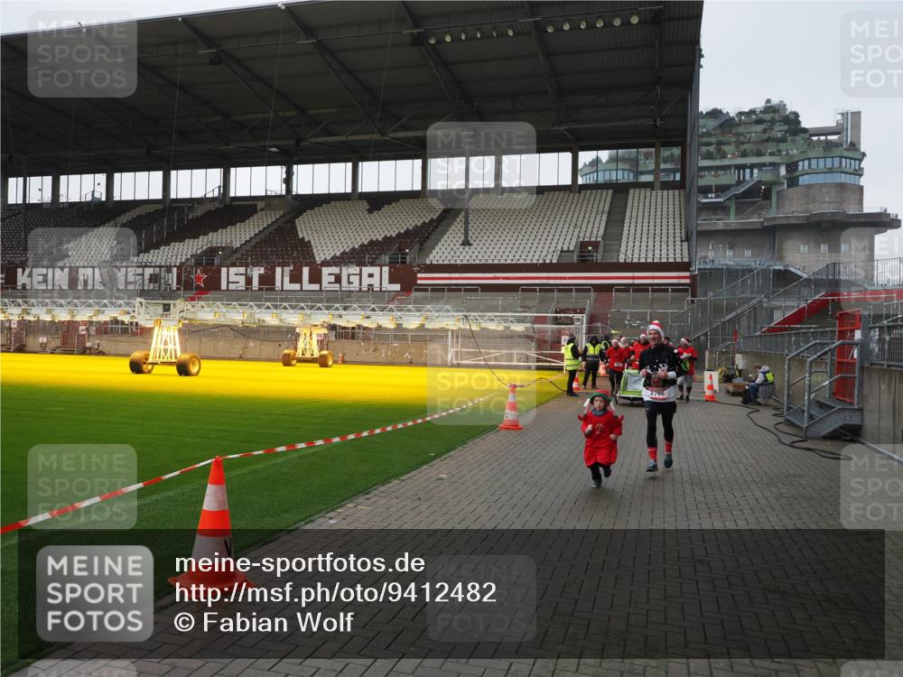 07.12.2025 - St. Pauli X-Mass-Run No. 15 Fabian Wolf http://msf.ph/oto/9412482 07.12.2025 11:17:17 Ziel 1122, 1125, 1127, 1130, 1340, 1529, 1531, 1686, 2766 meine-sportfotos.de