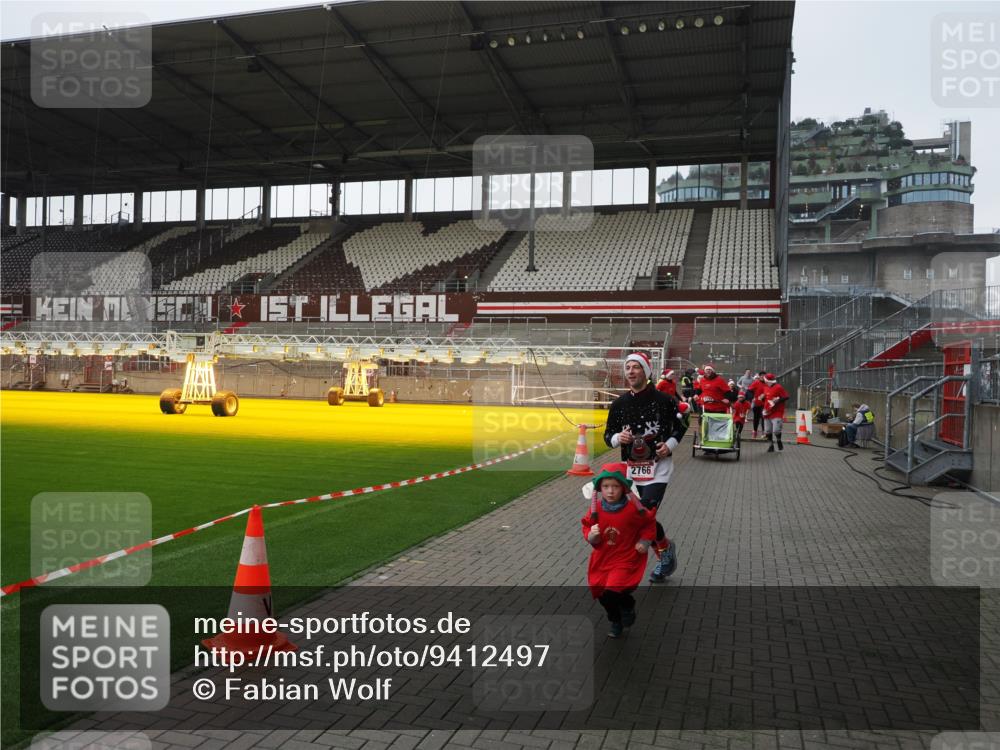 07.12.2025 - St. Pauli X-Mass-Run No. 15 Fabian Wolf http://msf.ph/oto/9412497 07.12.2025 11:17:18 Ziel 1122, 1125, 1127, 1130, 1340, 1529, 1531, 1686, 2766, 2846, 2849 meine-sportfotos.de