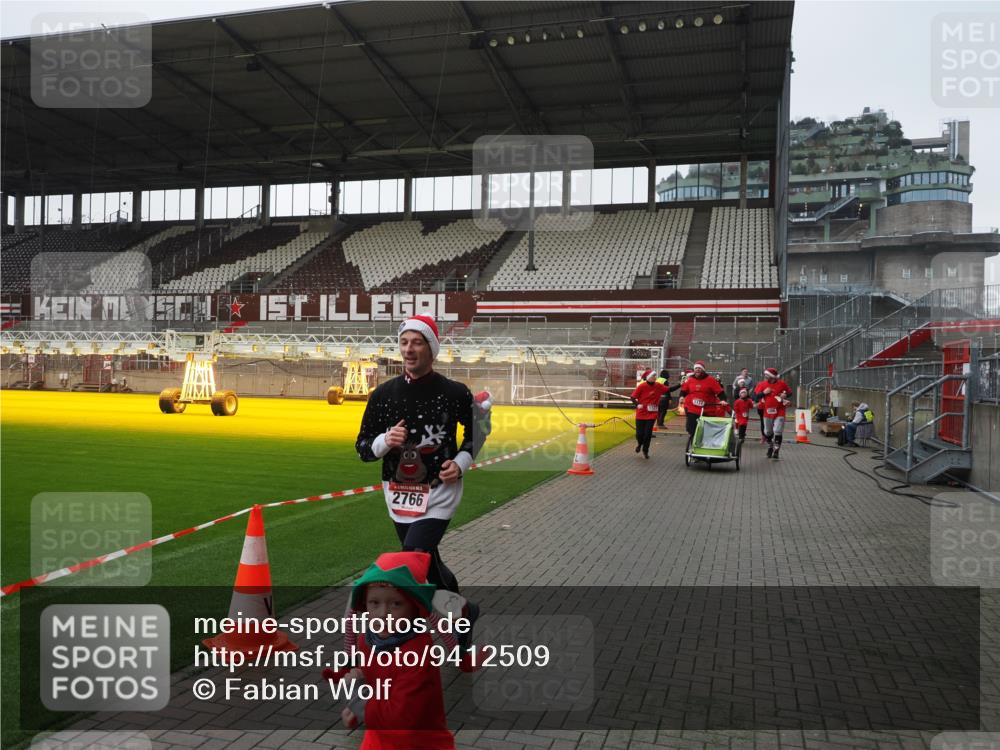 07.12.2025 - St. Pauli X-Mass-Run No. 15 Fabian Wolf http://msf.ph/oto/9412509 07.12.2025 11:17:19 Ziel 551, 1122, 1125, 1127, 1130, 1340, 1529, 1531, 1686, 2766, 2846, 2849 meine-sportfotos.de