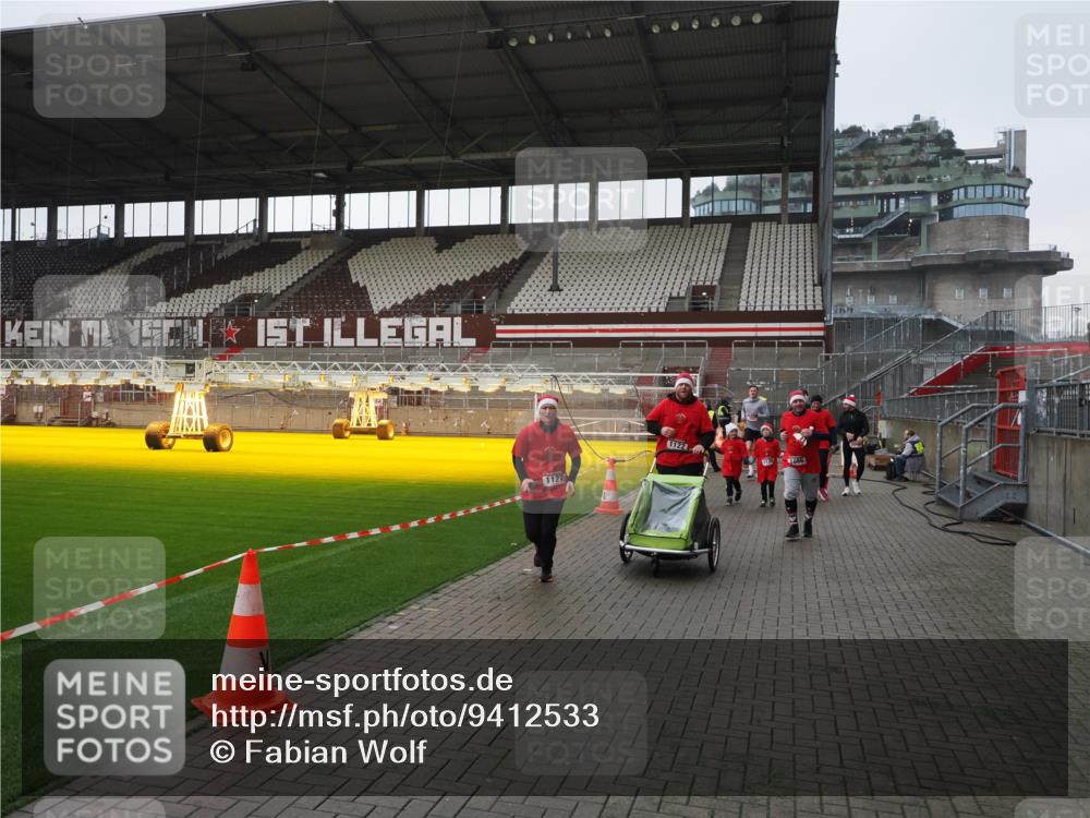 07.12.2025 - St. Pauli X-Mass-Run No. 15 Fabian Wolf http://msf.ph/oto/9412533 07.12.2025 11:17:21 Ziel 551, 1122, 1125, 1127, 1130, 1340, 1529, 1531, 1686, 2477, 2766, 2846, 2849 meine-sportfotos.de
