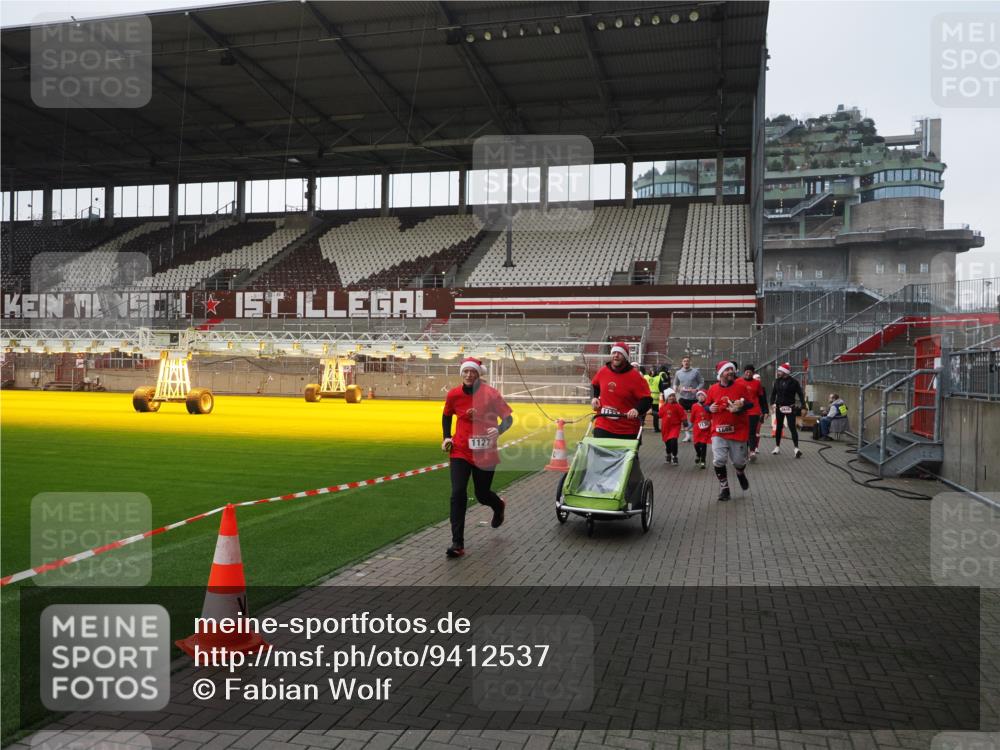 07.12.2025 - St. Pauli X-Mass-Run No. 15 Fabian Wolf http://msf.ph/oto/9412537 07.12.2025 11:17:21 Ziel 551, 1122, 1125, 1127, 1130, 1340, 1529, 1531, 1686, 2477, 2766, 2846, 2849 meine-sportfotos.de
