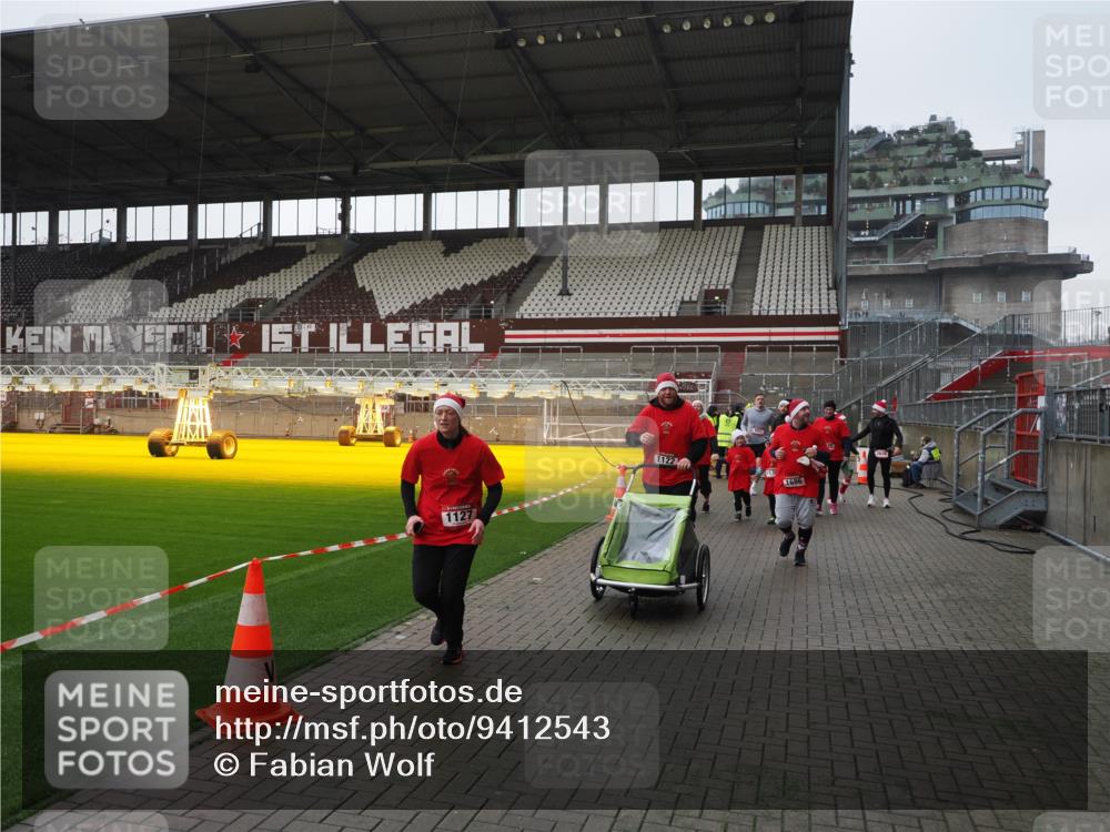 07.12.2025 - St. Pauli X-Mass-Run No. 15 Fabian Wolf http://msf.ph/oto/9412543 07.12.2025 11:17:22 Ziel 551, 1122, 1125, 1127, 1130, 1340, 1529, 1531, 1686, 2477, 2766, 2846, 2849 meine-sportfotos.de