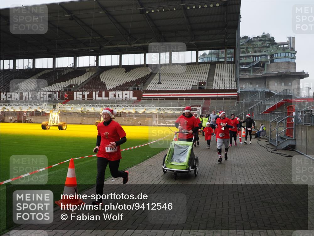 07.12.2025 - St. Pauli X-Mass-Run No. 15 Fabian Wolf http://msf.ph/oto/9412546 07.12.2025 11:17:22 Ziel 551, 1122, 1125, 1127, 1130, 1340, 1529, 1531, 1686, 2477, 2766, 2846, 2849 meine-sportfotos.de