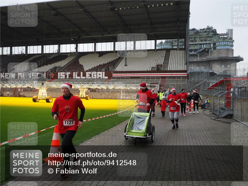 07.12.2025 - St. Pauli X-Mass-Run No. 15 Fabian Wolf http://msf.ph/oto/9412548 07.12.2025 11:17:22 Ziel 551, 1122, 1125, 1127, 1130, 1340, 1529, 1531, 1686, 2477, 2766, 2846, 2849 meine-sportfotos.de