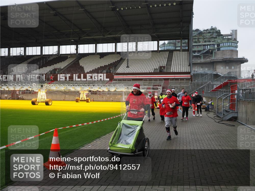 07.12.2025 - St. Pauli X-Mass-Run No. 15 Fabian Wolf http://msf.ph/oto/9412557 07.12.2025 11:17:23 Ziel 551, 1122, 1125, 1127, 1130, 1340, 1529, 1531, 1686, 2477, 2766, 2846, 2849 meine-sportfotos.de