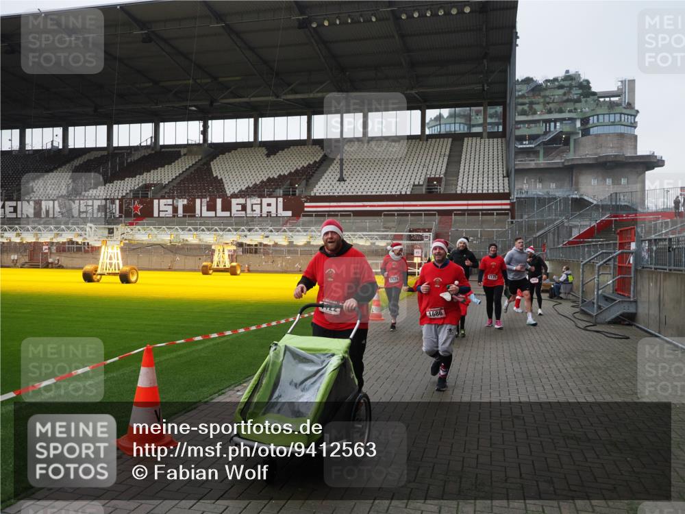 07.12.2025 - St. Pauli X-Mass-Run No. 15 Fabian Wolf http://msf.ph/oto/9412563 07.12.2025 11:17:23 Ziel 551, 1122, 1125, 1127, 1130, 1340, 1529, 1531, 1686, 2477, 2766, 2846, 2849 meine-sportfotos.de